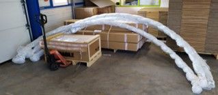 A solid closing system, dustproof, which gains time to install and which is easy to handle with only one person