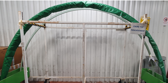 A solid closing system, dustproof, which gains time to install and which is easy to handle with only one person