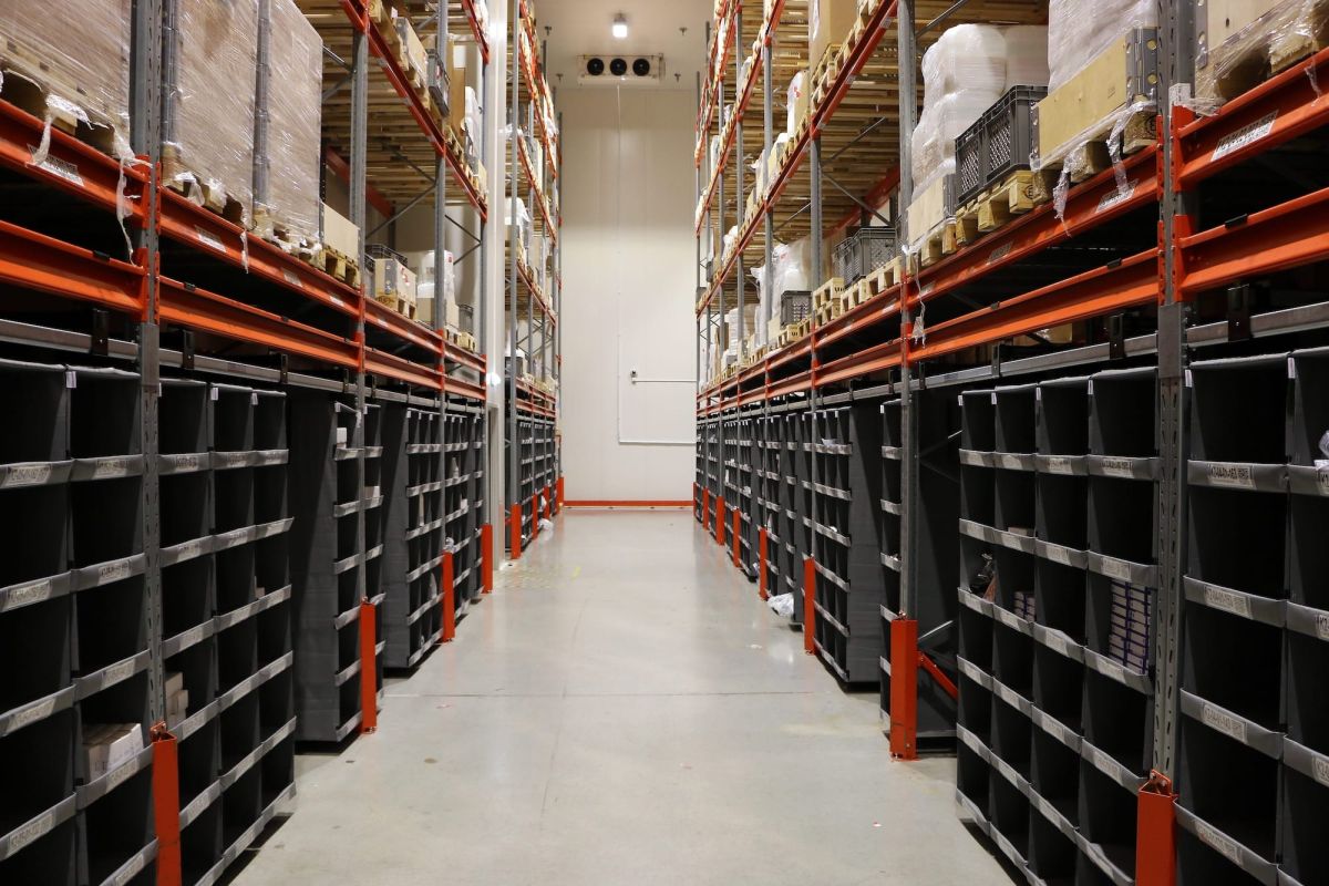 Storeganizer installation without frontstopper in a cold warehouse