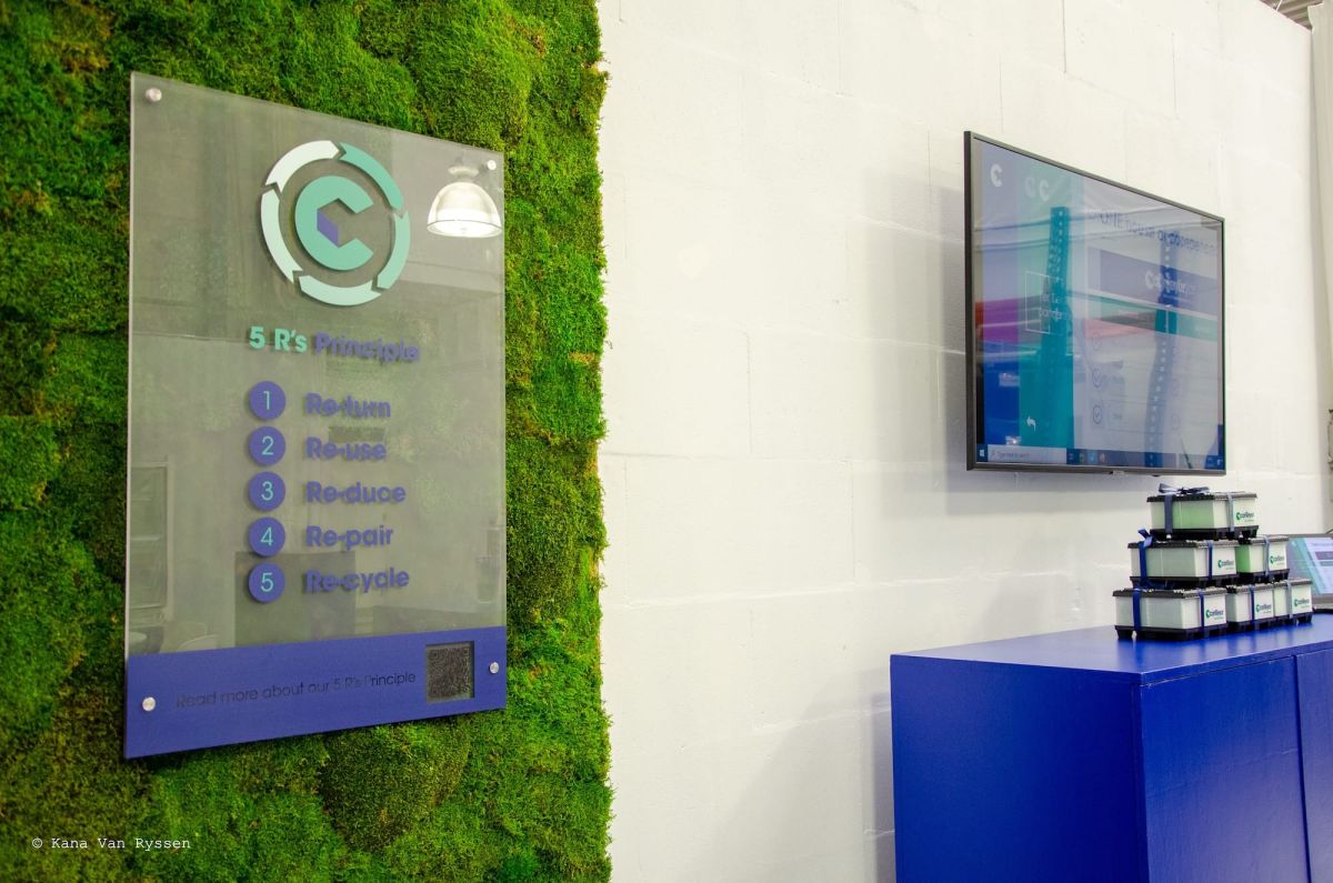 conTeyor's 5R-principle on a wall mounted plaque against a green wall