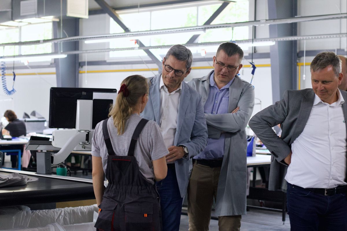 conTeyor's CEO, Orm, talking to a manufacturer