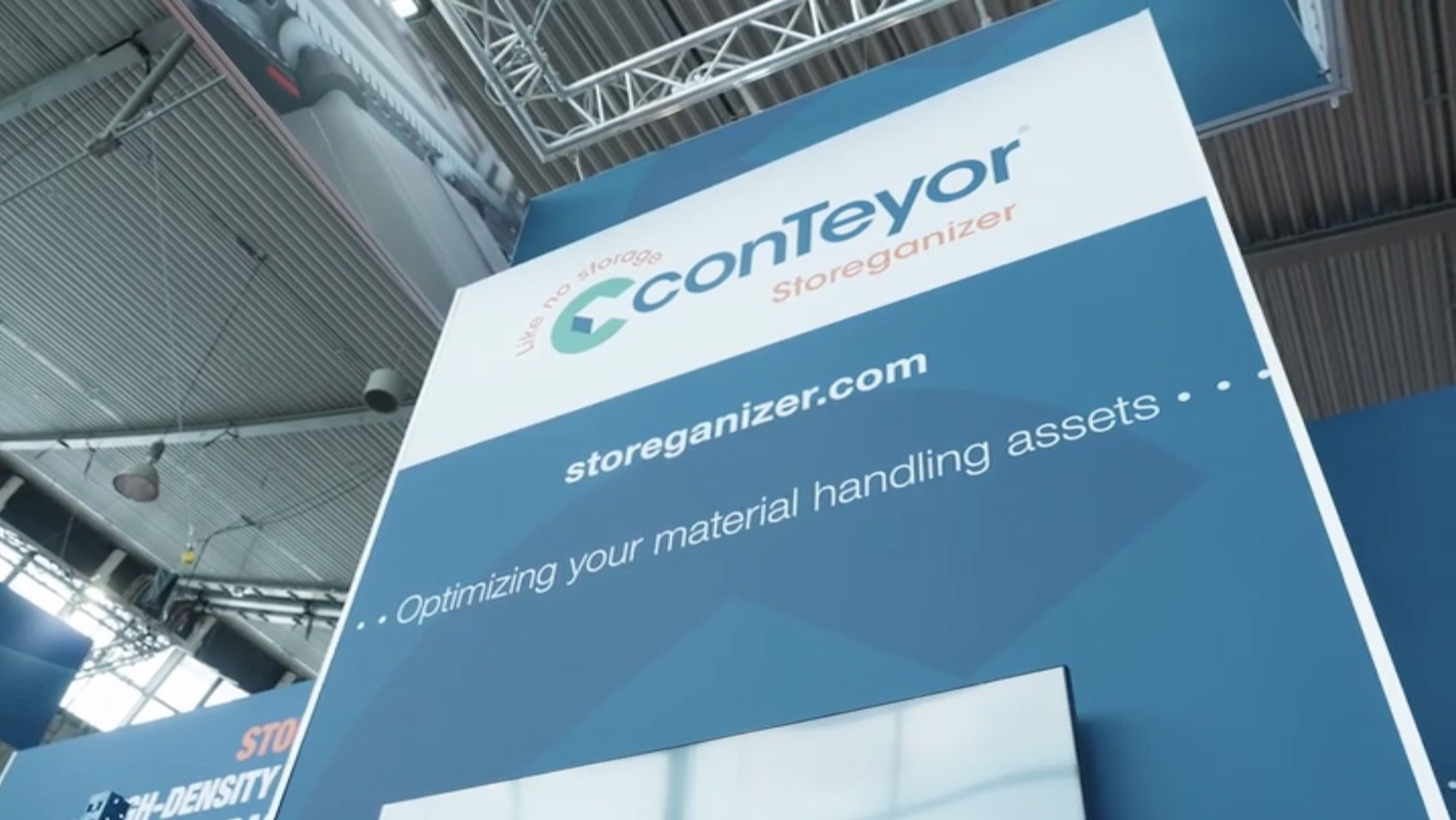 A frog-perspective picture of a conTeyor Storeganizer banner