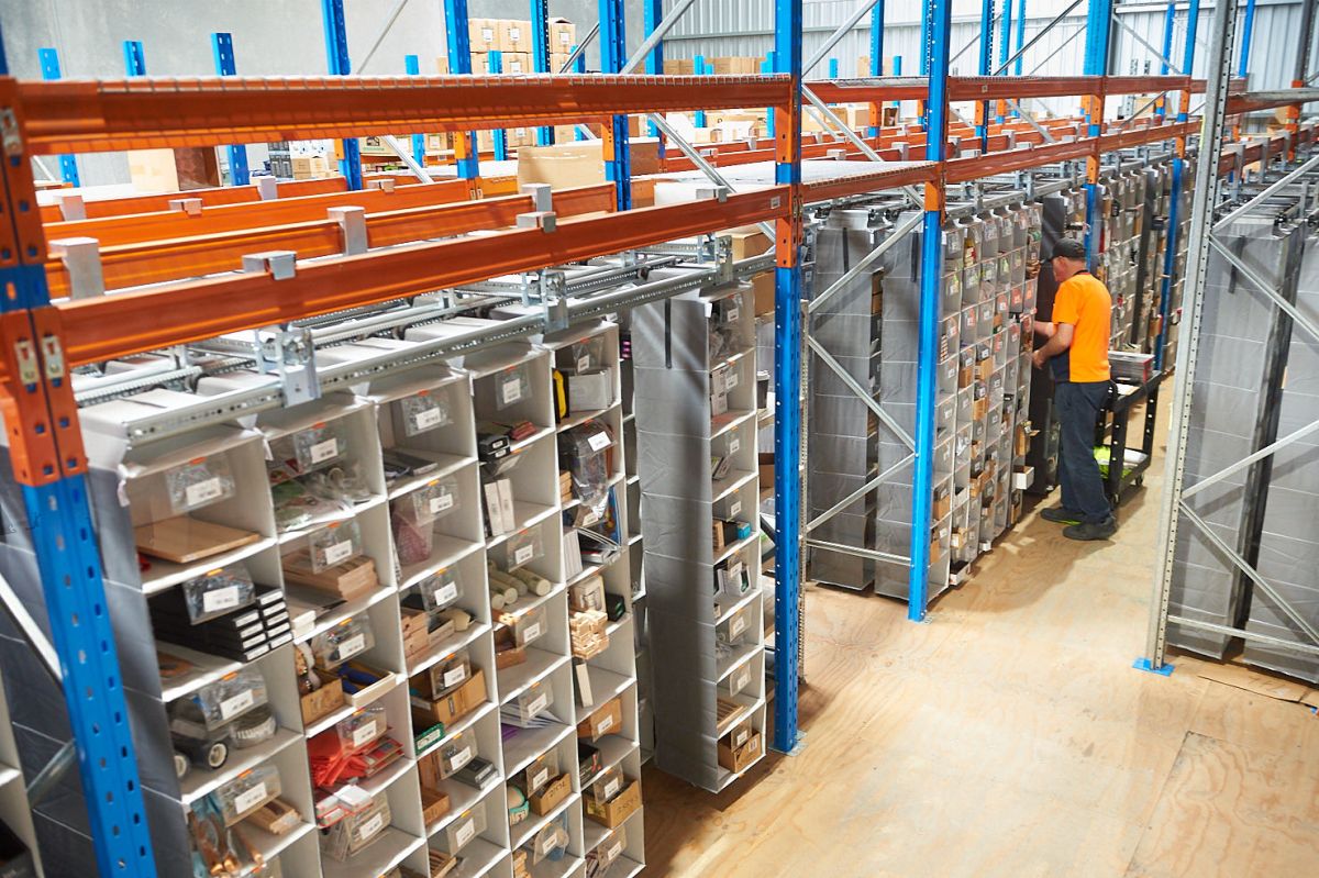 A storeganizer installation without front-stoppers