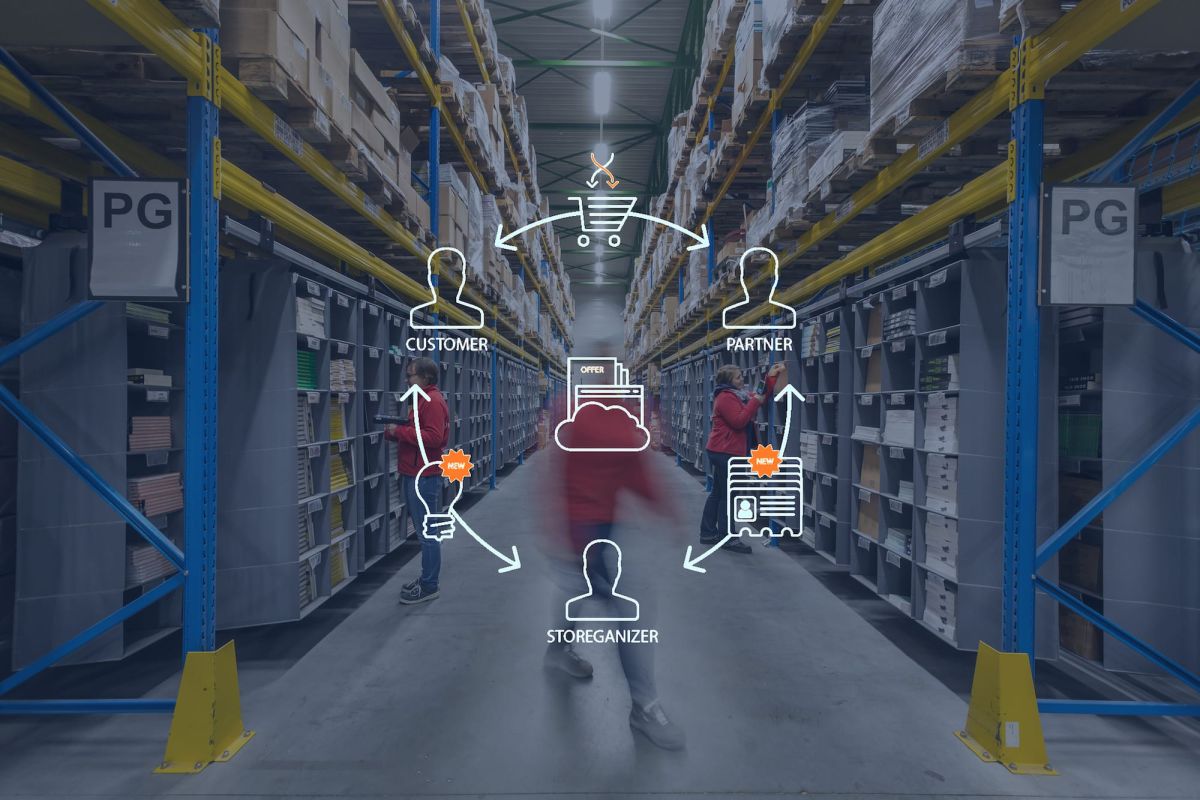 Storeganizer's partner program icon on a backdrop of a warehouse with a Storeganizer installation