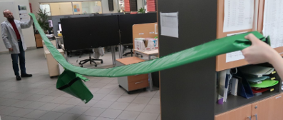 A solid closing system, dustproof, which gains time to install and which is easy to handle with only one person