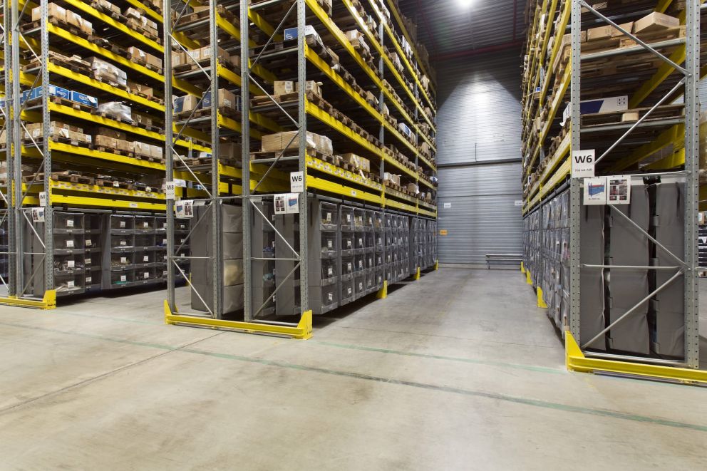 A Storeganizer's installation for H.Essers in a large warehouse with yelllow accents